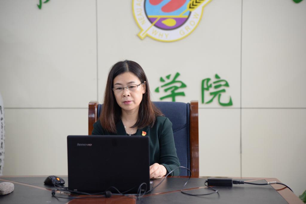 农学院党委书记武小霞主持会议