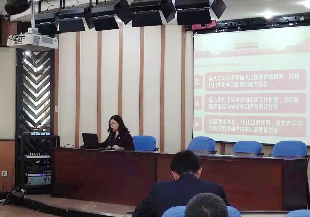 学院党委书记武小霞传达有关会议精神